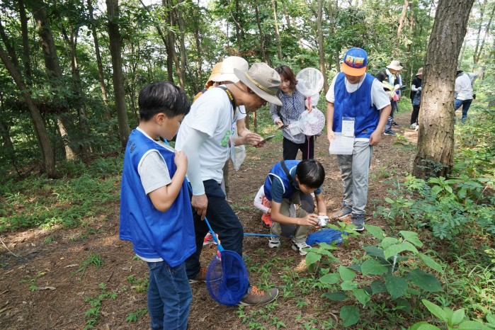지구사랑탐사대 대원들이 장이권 교수와 함께 곤충 탐사를 하는 모습. - (주)동아사이언스 제공